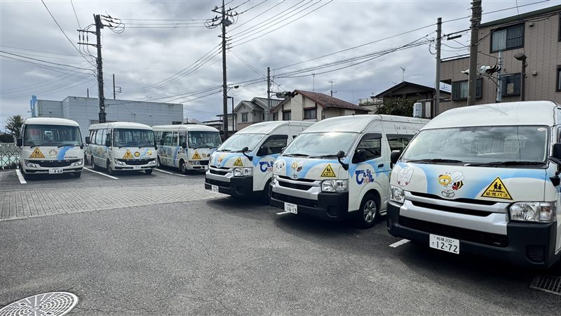 園の駐車場に並ぶ送迎バス