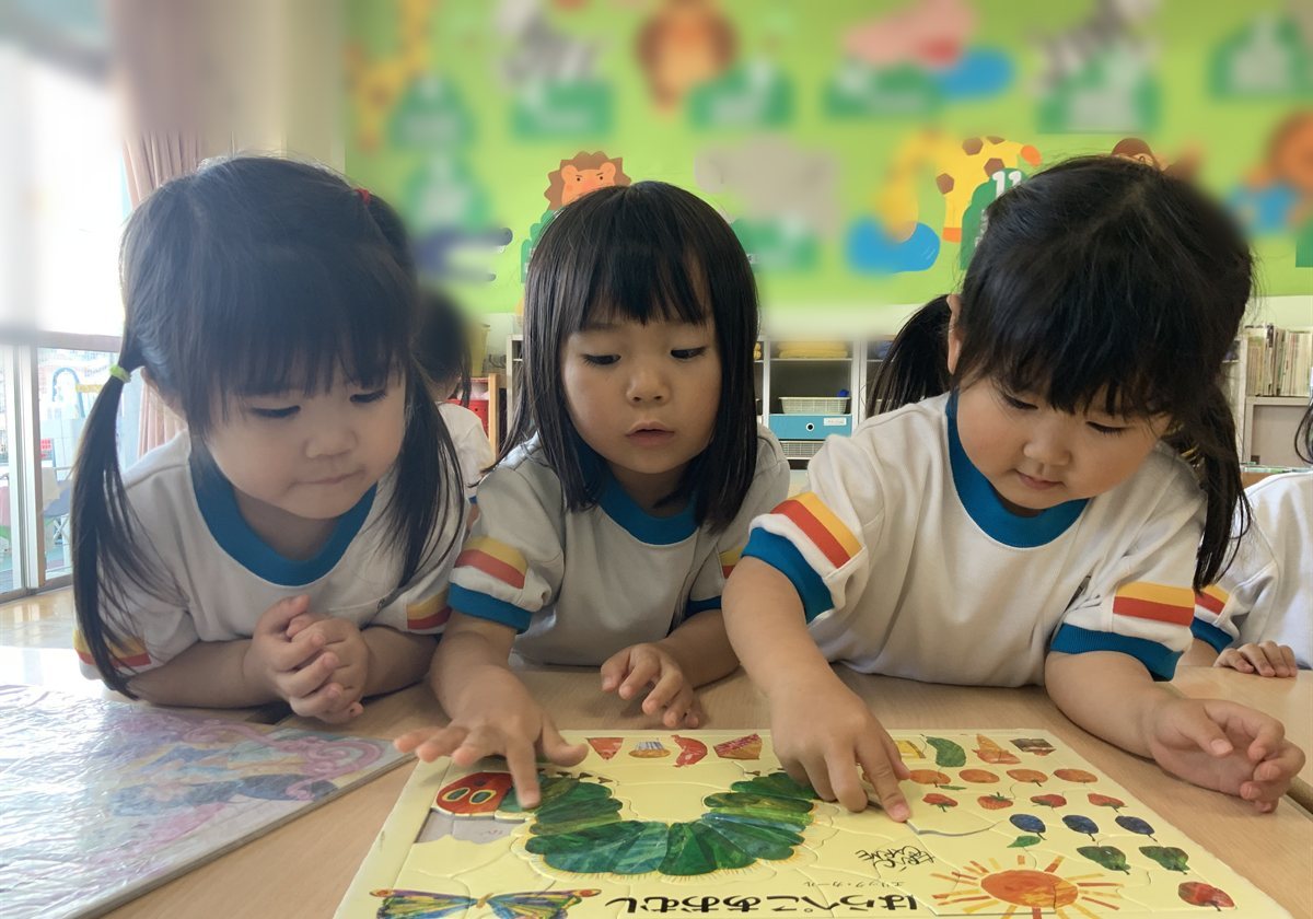 パズルにじっくり取り組む預かり保育の子どもたち