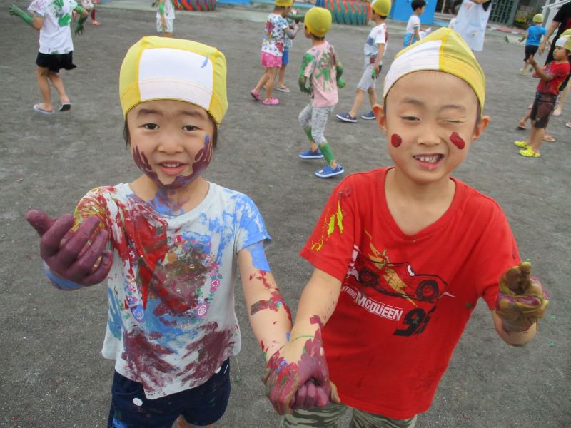泥んこあそびを思いきり楽しむ子どもたち