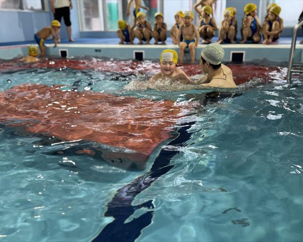 室内温水プールでのスイミング