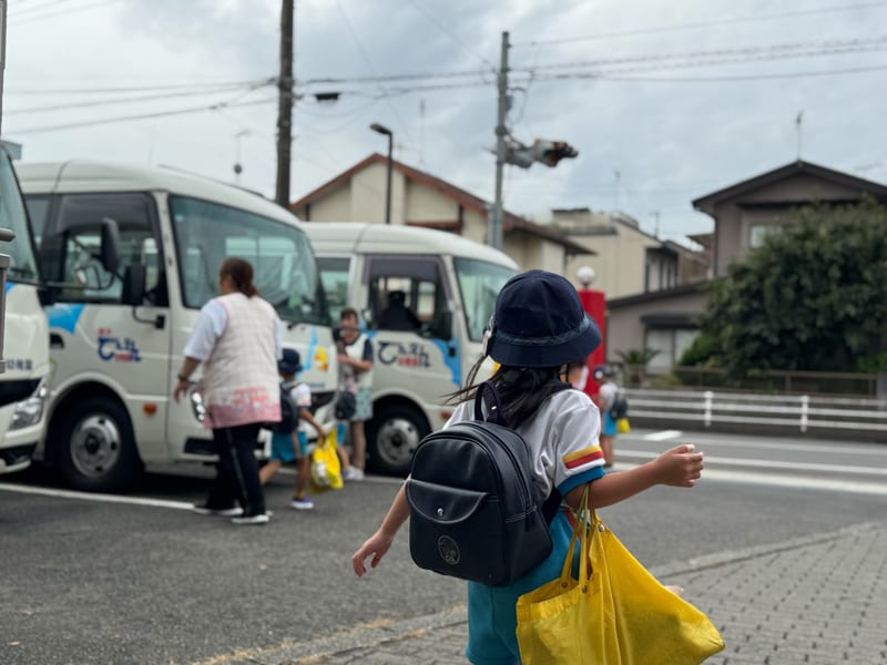 バスに向かって歩いていく園児