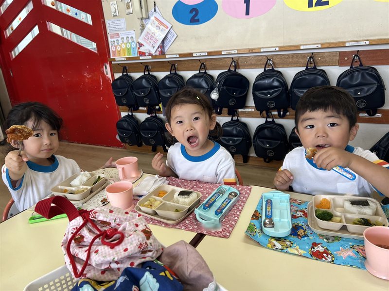 給食を食べる園児たち