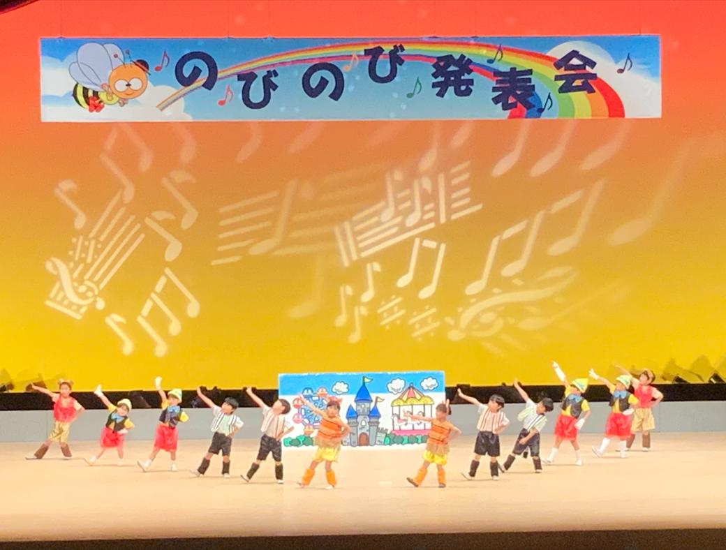 のびのび発表会の舞台に立つ園児たち
