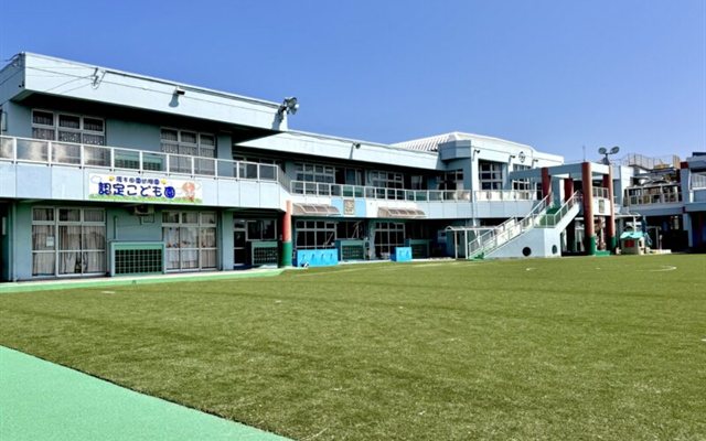 園庭から見た園舎の全景