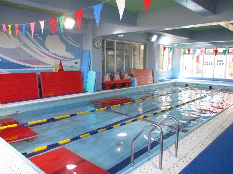 １階の室内温水プール