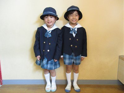 厚木田園幼稚園の制服を着た子どもたち