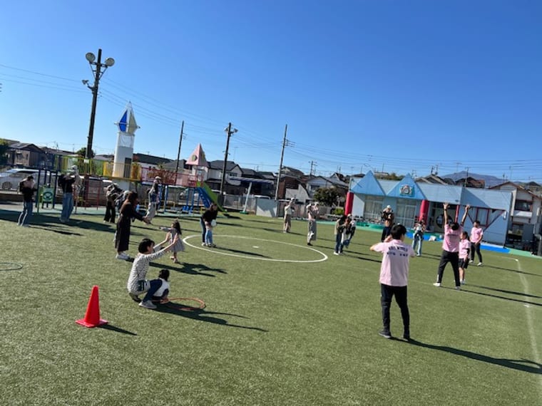 園庭で親子いっしょに体を動かすKIDS WORLDの様子