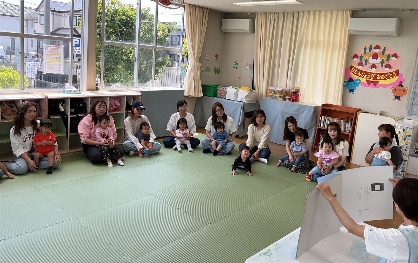 「ぴよぴよ」で親子いっしょに先生のお話を聞く様子