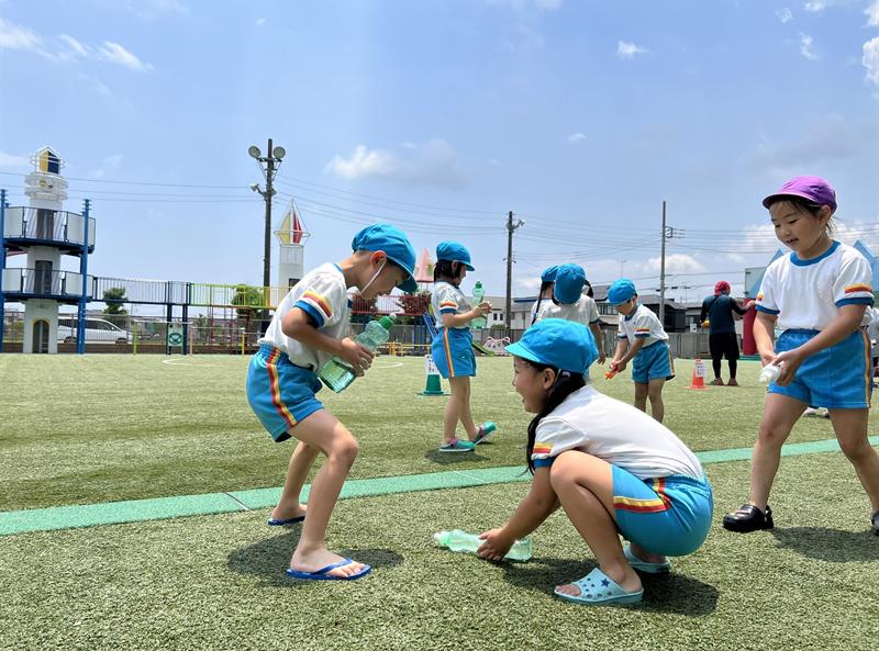 園庭で思い思いに遊ぶ園児たち